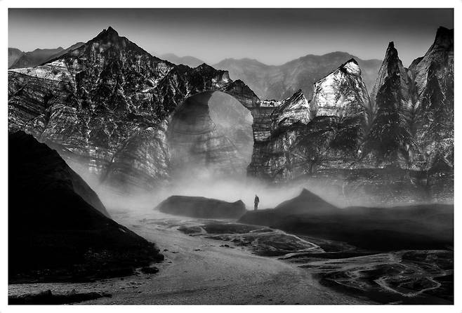 "Arctic – the Edge of the World_glacier Iceland" (2021) by Ragnar Axelsson (Chungmu Arts Center)