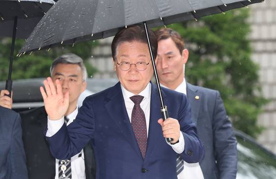 Former Democratic Party leader Lee Jae-myung waves to supporters in front of Seoul Central District Court in Seocho District, western Seoul, on April 22. [NEWS1]