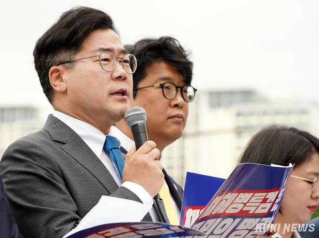 박찬대 더불어민주당 원내대표가 지난해 5월20일 서울 용산 대통령실 앞에서 열린 ‘채상병 특검법 수용 촉구’ 범야권 공동 기자회견에서 발언하고 있다. 박효상 기자