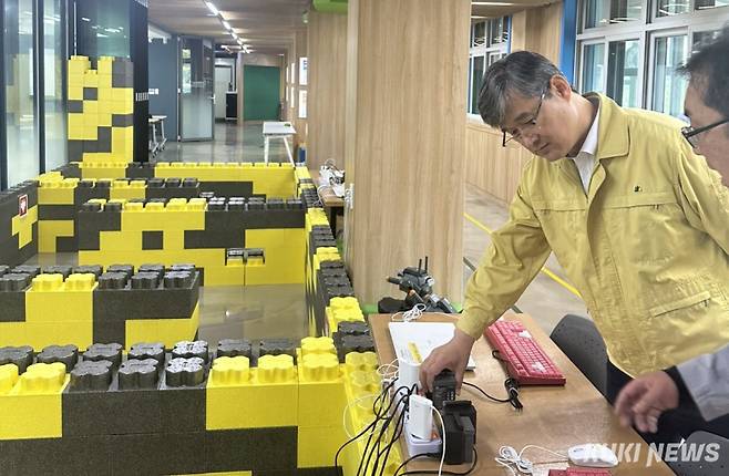 충남교육청교육과정평가정보원은 23일 국민안전의 날을 맞아 안전의식 제고와 안전문화 확산을 위한 2025년 안전주간 교육시설 안전점검을 실시했다.&nbsp;