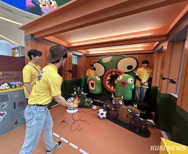111퍼센트가 23일 경기 하남 신장동 스타필드 하남에서 모바일 게임 ‘운빨존많겜’ 지식재산권(IP)을 활용한 오프라인 팝업 스토어 ‘운빨초등학교’를 열었다. 블롭의 체육관에서 진행하는 공 던지기 미니게임. 유채리 기자