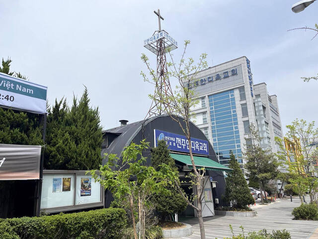 전주안디옥교회 외관. 철판으로 만든 비행기 격납고 지붕을 사용해 ‘깡통 교회’로 알려져 있다. 여름에는 덥고 겨울에는 추웠지만 교회 재정의 대부분을 선교에 사용했기 때문에 교회 건축을 생각하지 않았다. 하지만 다음세대를 위한 교육 공간이 더 필요해짐에 따라 새 예배당 건축에 나서게 됐다. 전주안디옥교회 제공