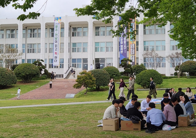 더불어민주당의 대선 호남권 순회 경선을 앞둔 지난 21일 광주 전남대 캠퍼스에서 학생들이 삼삼오오 모여 대화를 나누고 있다. 학생들은 대안 후보 부재에 대한 아쉬움도 드러냈다.