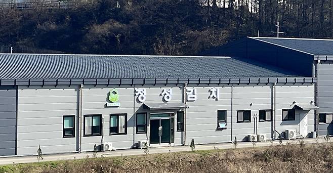 정성영농조합법인의 충북 음성 김치 가공 공장 외경. 쌀에서 출발한 정성은 김치, 배추, 달걀 등으로 사업을 확장하며 장애인 고용 기반의 농업 모델을 구축해 나가고 있다.