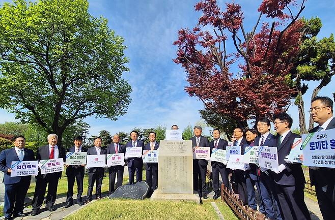 한국교회총연합 소속 회원교단 총회장 등이 23일 서울 마포구 양화진외국인선교사묘원에서 헌화한 뒤 호머 헐버트 선교사 묘에 모여 우리나라에서 사역한 선교사들의 이름이 적힌 손 팻말을 들고 기념 사진을 찍고 있다.