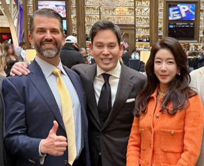 정용진 신세계그룹 회장(가운데)과 부인 한지희 씨가 미국 워싱턴에서 도널드 트럼프 대통령의 아들 트럼프 주니어(왼쪽)와 기념촬영을 하고 있다. 신세계그룹 제공