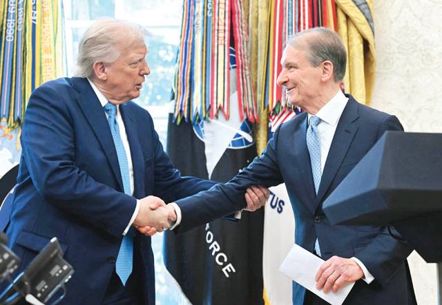 도널드 트럼프 미국 대통령이 22일(현지시간) 백악관에서 취임 선서를 한 폴 앳킨스 증권거래위원회(SEC) 위원장과 악수하고 있다. 암호화폐에 친화적인 앳킨스 위원장이 공식 취임한 이날 비트코인은 46일 만에 9만 달러 선을 회복했다. AFP연합뉴스