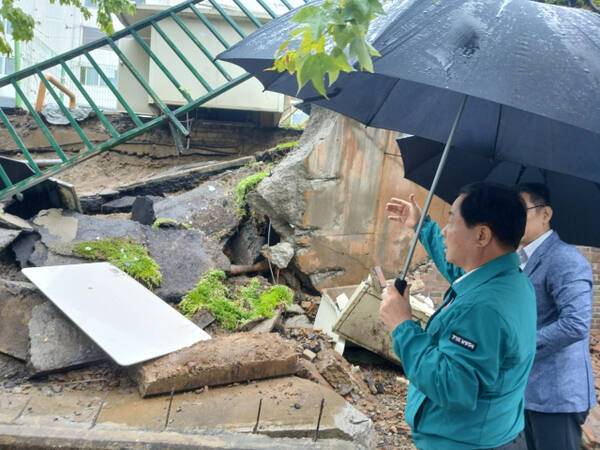 주광덕 남양주시장이 화도읍 아파트 옹벽 붕괴 사고현장을 찾아 안전을 점검하고 있다. 남양주시 제공