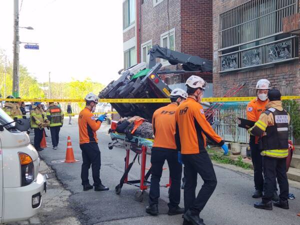 23일 오전 인천 부평구 주택가에서 사다리차가 옆으로 쓰러진 모습. 인천소방본부 제공