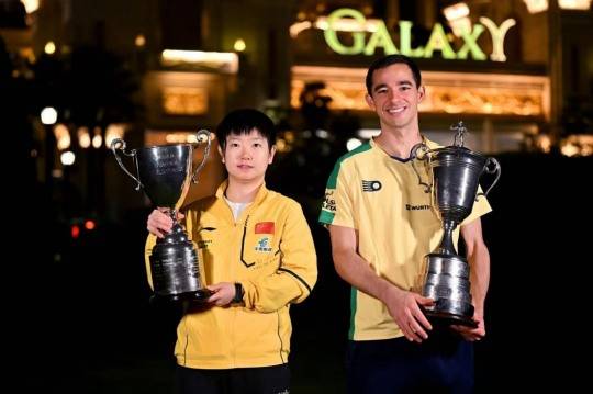 ITTF 남녀 월드컵에서 우승한 쑨잉사(왼쪽)와 칼데라노. 사진[연합뉴스]
