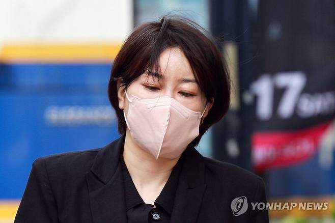 문재인 전 대통령의 딸 다혜 씨가 지난 17일 서울서부지방법원에서 열린 1심 선고 공판에 출석하는 모습. / 사진 = 연합뉴스