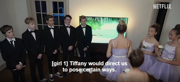 ▲ 티퍼니는 아이들이 서로 좋아하는 척하게 하며 특정한 방식으로 껴안거나 입을 맞추게 시켰고, 아이들을 줄 세워 결혼시키는 영상도 만들었다.사진=넷플릭스 트레일러 영상 갈무리.