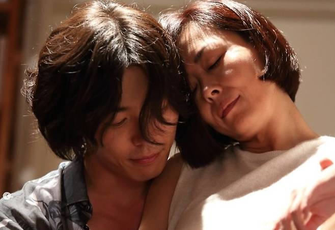 배우 김재욱이 지난해 연말 세상을 떠난 일본의 유명 여배우 나카야마 미호를 추모했다. [사진출처 = 영화 ‘나비잠’ 스틸컷, 김재욱 인스타그램]