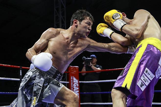 최시로(왼쪽)가 WBA 라이트급 아시아 챔피언 1차 방어전에서 공격을 시도하고 있다. FW1