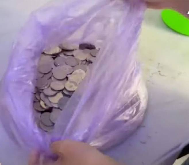 대만의 한 카페 사장이 퇴사하는 직원에게 약 30만원의 급여 모두를 동전으로 지급했다. [사진 = 사우스차이나모닝포스트 캡처]