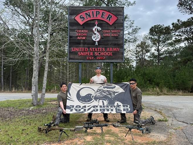 미 육군 주최 국제 저격수대회에 출전한 대한민국 1군단 특공연대 저격수팀이 대회 장소인 미국 조지아주의 미 육군 저격수학교에서 기념촬영을 하고 있다. 왼쪽부터 시계방향으로 이동석 중사(코치), 장제욱 중사(사수), 박대운 상사(관측수). [육군]