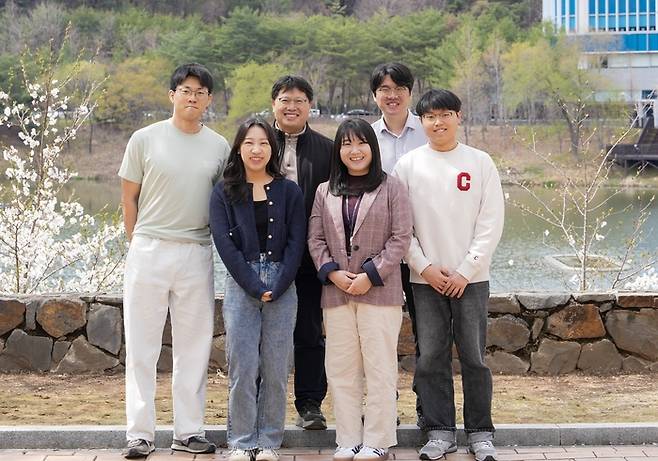(좌측 상단부터 시계방향) 김도현 연구원(제1저자), 유자형 교수, 양경석 박사(제1저자), 이재모 연구원, 심유정 박사, 박가은 연구원. [사진=UNIST]