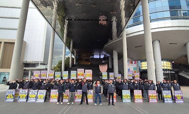 지난 8일 양대노총 소속 타워크레인 조종사들이 서울 용산구 HDC현대산업개발 본사 앞에서 피켓 시위를 벌이는 모습. <한국노총 건설연맹 타워크레조종사노조>