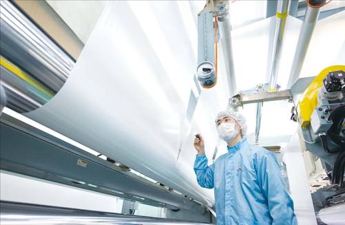 SK아이이테크놀로지가 LG화학에 배터리 소재를 공급한다는 소식이 알려지면서 배경에 관심이 쏠린다. 사진은 SK아이이테크놀로지 충북 증평 공장 전경. (SK이노베이션 제공)