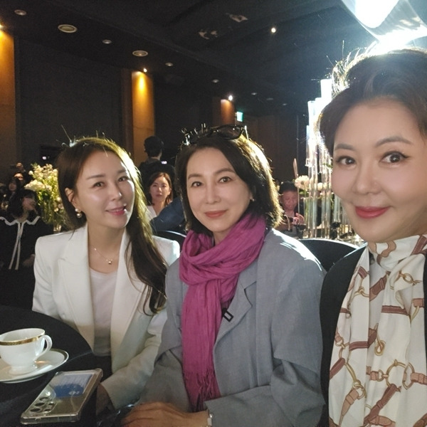 심현섭은 지난 20일 서울 종로구의 한 예식장에서 연인 정영림과 결혼식을 올렸다. 이날 현장에는 청송 심씨 가문 구성원 약 180명이 집결, 가히 ‘심씨 집성촌’다운 스케일을 보여줬다. 사진=SNS