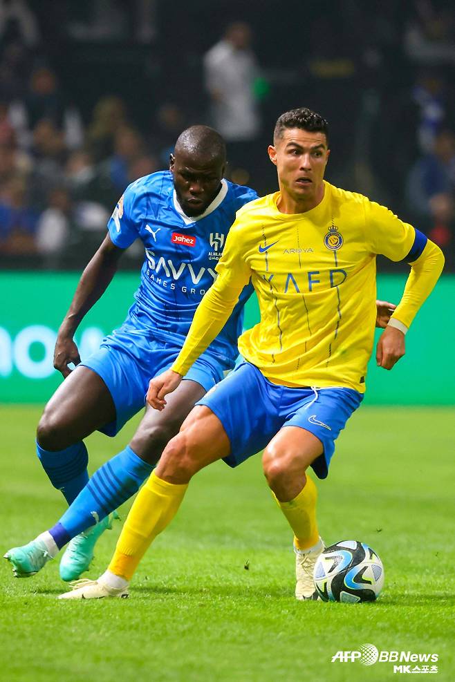 알 나스르 공격수 크리스티아누 호날두(사진 오른쪽)을 수비하고 있는 칼리드 쿨리발리. 사진=AFPBBNews=News1