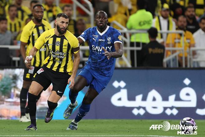 알 이티하드 공격수 카림 벤제마(사진 왼쪽)을 수비하고 있는 칼리드 쿨리발리. 사진=AFPBBNews=News1