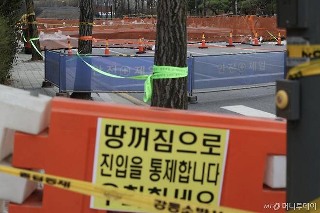 [서울=뉴시스] 김명년 기자 = 국토교통부는 지난 24일 명일동에서 발생한 대형 지반침하 사고 원인을 규명하기 위해 중앙지하사고조사위원회(사조위)를 구성운영한다. 국토부는 위원단에서 지반침하 사고와 관련된 토질 및 기초 터널지하안전 분야 등 전문가를 12명 추려 사조위를 구성하고 오는 31일부터 5월30일까지 2개월간 조사를 실시할 계획이다. 사진은 30일 오후 서울 강동구 명일동 지반침하(싱크홀) 사고 현장 모습. 2025.03.30. kmn@newsis.com /사진=김명년