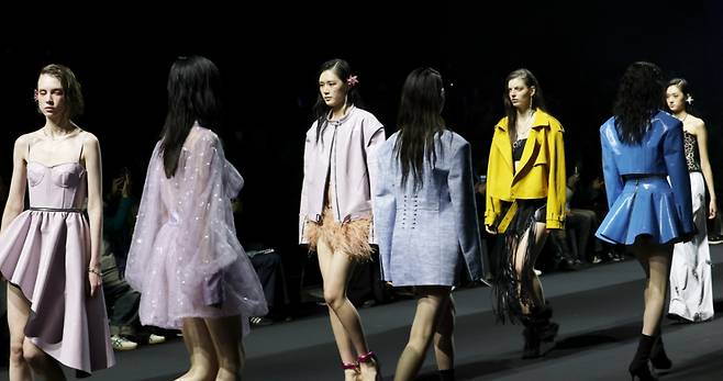 지난 2월 5일 서울 중구 동대문디자인플라자(DDP)에서 열린 ‘2025 F/W서울패션위크’ 한나신 오프닝쇼에서 모델들이 런웨이를 하고 있다.   이날 한나신은 KAIST 대학교와 STRATASYS KOREA, K-POP 아이돌과의 협업으로 AI와 PolyJet 3D 프린팅 등의 신기술을 가죽 성형, 직조, 아플리케 등 전통공예기술과 융합하며 인간과 기술의 이상적인 공존을 제시한 의상을 선보였다. /사진=뉴스1