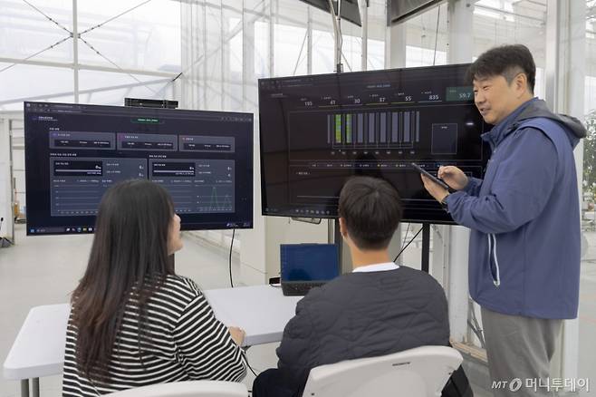 김경철 농업연구사가 23일 연구실 직원들과 함게 국립농업과학원 농업공학부에서 토마토 수경온실내에서 작업중인 운반로봇과 모니터링 로봇을 원격으로 통합관리하고 있다. /사진=정혁수