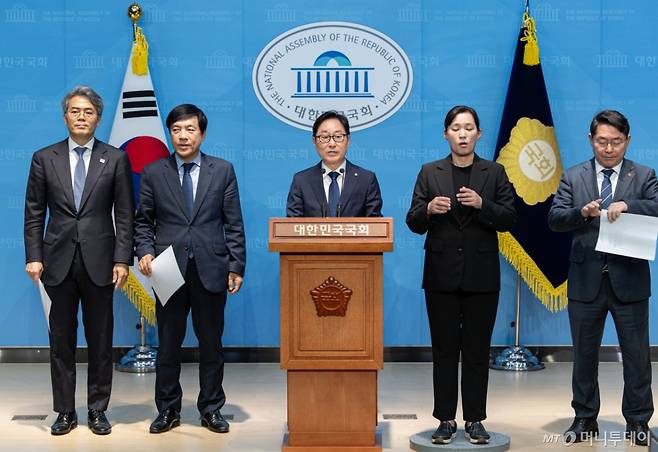 (서울=뉴스1) 이재명 기자 = 박범계 국회 법제사법위원회 더불어민주당 간사를 비롯한 야당 의원들이 23일 오후 서울 여의도 국회 소통관에서 기자회견을 열고 이재명 전 더불어민주당 대표의 공직선거법 무죄 판결 대법원 전원합의체 회부에 관한 입장을 밝히고 있다. 2025.4.23/뉴스1  Copyright (C) 뉴스1. All rights reserved. 무단 전재 및 재배포,  AI학습 이용 금지.