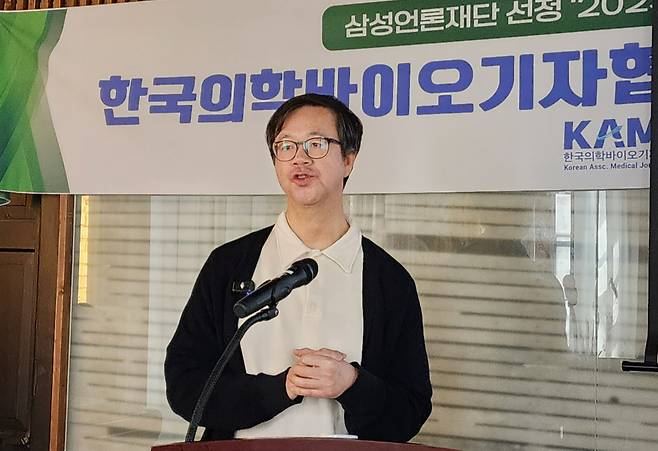 이해국 의정부성모병원 정신건강의학과 교수는 23일 한국의학바이오기자협회가 서울 중구 정동1928아트센터에서 개최한 미디어아카데미에서 노인의 유튜브 중독은 세계 1위를 달리는 한국 노인의 자살률과 관련 깊다고 추정했다. /사진=정심교 기자