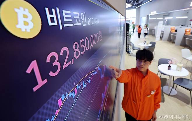 23일 서울 서초구 빗썸라운지 전광판에 비트코인 등 가상자산 시세가 표시되고 있다. /사진=뉴스1