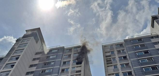 여름철 아파트 화재 발생 장면. 공동주택 화재 발생 건수는 사계절 중 여름철이 가장 많은 것으로 나타났다. /사진제공=경기도소방재난본부