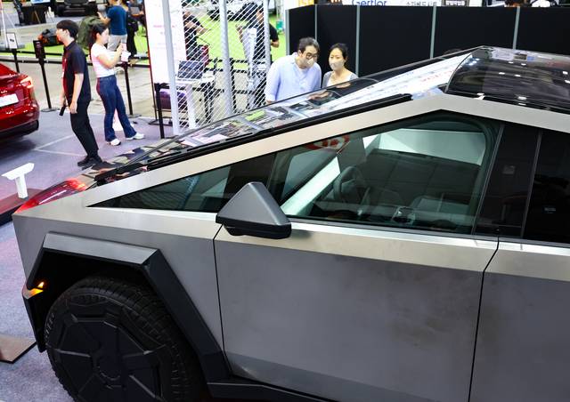 024년 9월 6일 경기 고양시 킨텍스에서 개막한 2024 오토살롱위크를 찾은 관람객들이 테슬라의 사이버트럭을 살펴보고 있다. 뉴시스