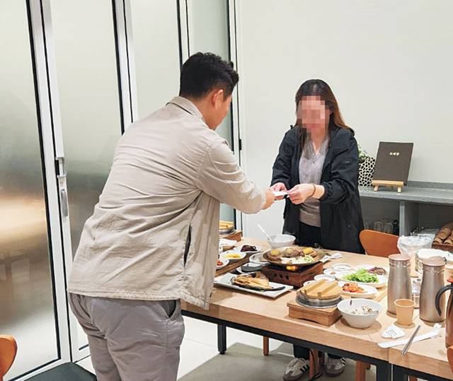 지난 16일 전남 완도의 한 식당에서 112아동청소년사랑회·경로효친 기행 광주전남지역 심기묵(왼쪽) 회장이 한부모가정 여성가장에게 자녀 학비보조금을 전달하고 있다.