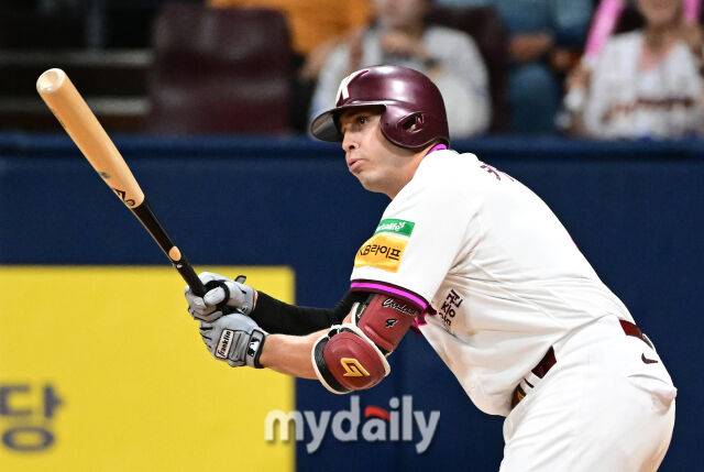 2025년 4월 22일 오후 서울 고척스카이돔에 진행된 '2025 신한 SOL뱅크 KBO 리그' 두산 베어스와 키움 히어로즈의 경기. 키움 카디네스가 1회말 2사 후 타격하고 있다./고척=유진형 기자 zolong@mydaily.co.kr