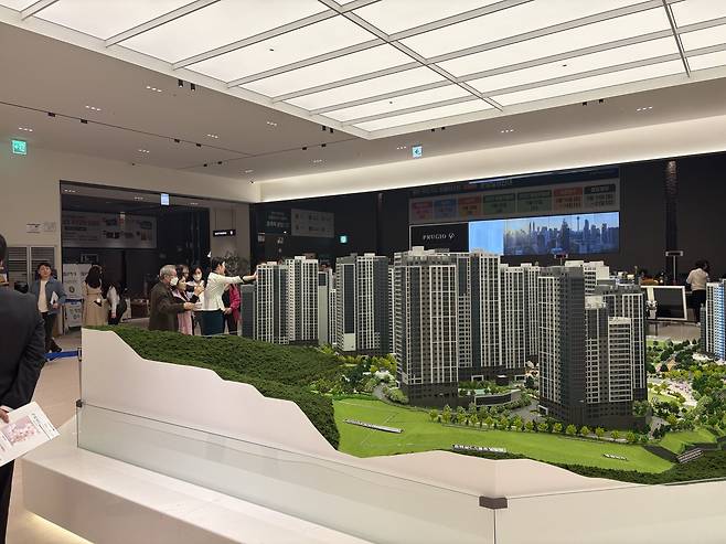 18일 ‘용인푸르지오 원클러스터 2·3단지’ 견본주택 모습. [정주원 기자]