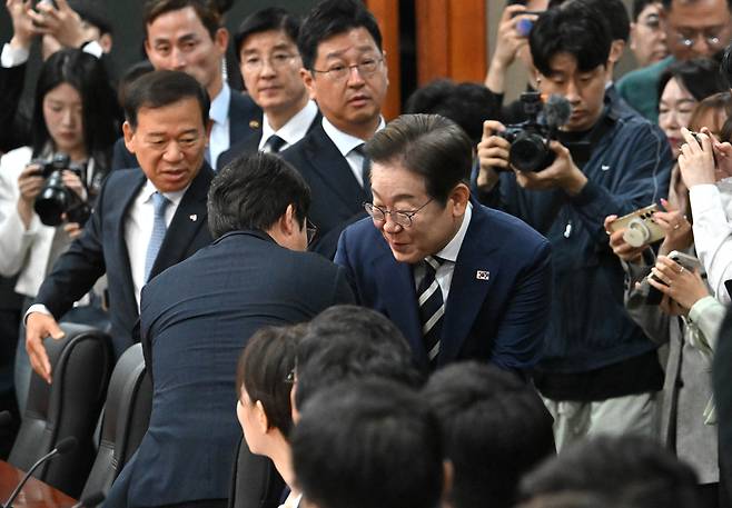 이재명 더불어민주당 대선 경선후보가 21일 오전 서울 여의도 금융투자협회에서 열린 자본시장 활성화를 위한 정책간담회에서 참석자들과 인사하고 있다. 임세준 기자