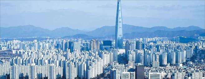 서울 송파구 롯데월드타워 및 잠실동 일대 아파트단지 모습  임세준 기자