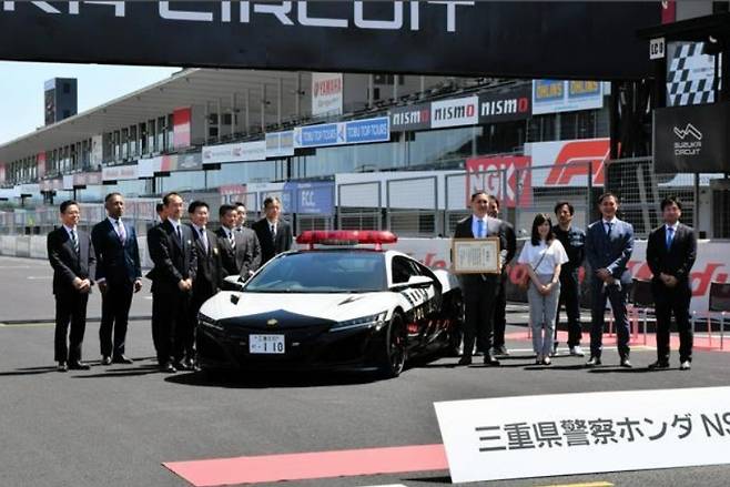 일본 미에현 경찰에 스포츠카 ‘혼다 NSX’를 기증해 감사장을 받은 고바야시 토야야(43). [아사히신문]