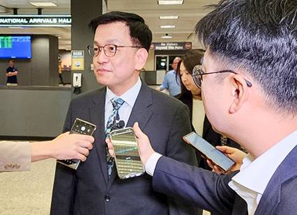 최상목 경제부총리 겸 기획재정부 장관이 미국 도널드 트럼프 행정부와 통상 협의를 하기 위해 22일(현지시간) 미국 워싱턴DC 인근 덜레스 국제공항에 도착해 취재진과 인터뷰하고 있다.  [연합]