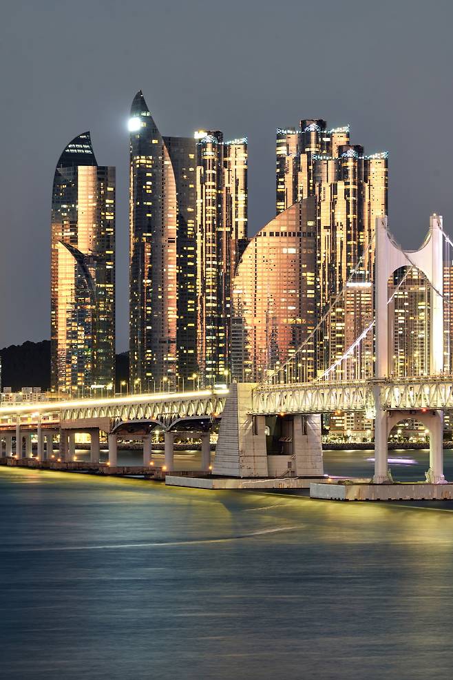 광안대교와 해운대 마린시티 전경. [부산시 제공]