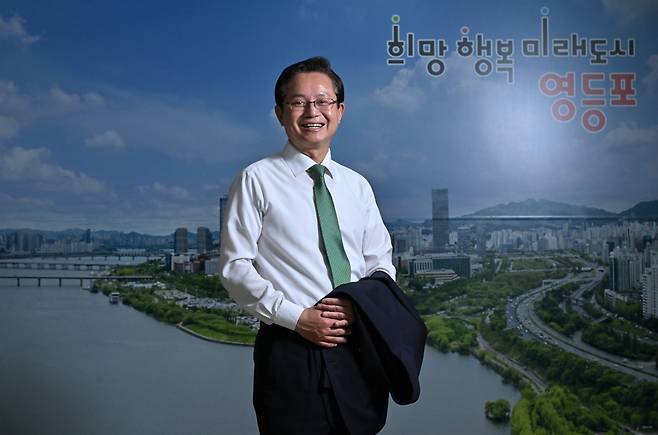 최호권 영등포구청장이 17일 오후 서울 영등포구청 집무실에서 헤럴드경제와 인터뷰에 앞서 포즈를 취하고 있다. 임세준 기자