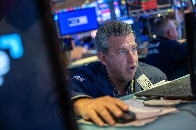 21일(현지시간) 미국 뉴욕 뉴욕증권거래소(NYSE)에서 트레이더들이 일하고 있다. [AFP]