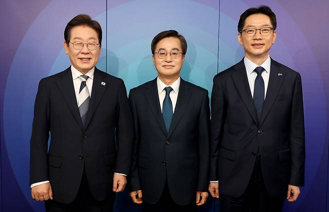 더불어민주당 이재명(왼쪽부터), 김동연, 김경수 대선 경선 후보가 23일 서울 여의도 오마이TV 스튜디오에서 열린 오마이TV 초청 토론회 시작에 앞서 기념 촬영하고 있다. [연합]