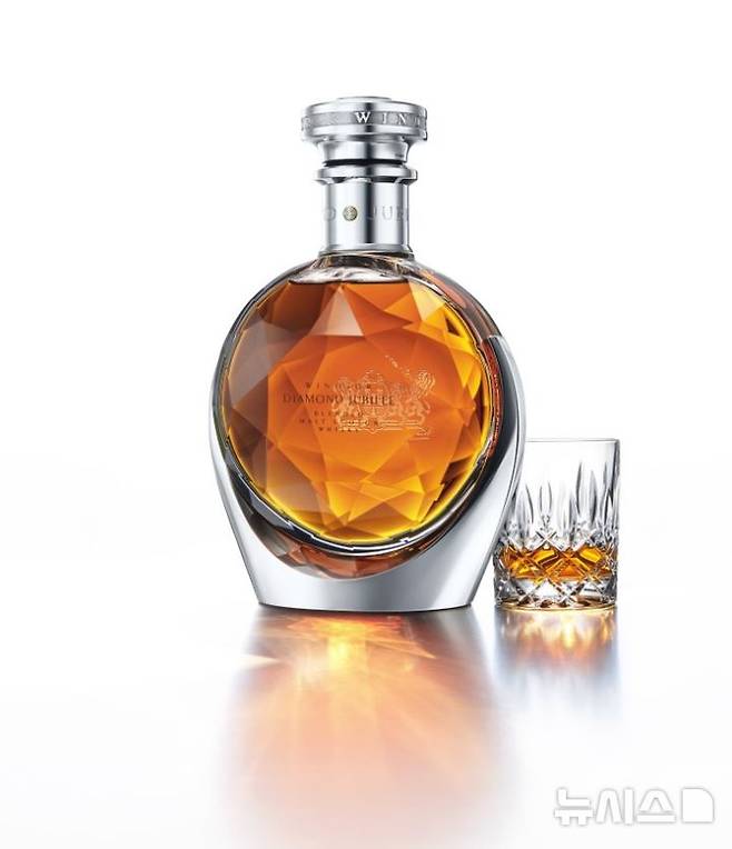 [서울=뉴시스] 정통 스카치 위스키 브랜드 '윈저(WINDSOR)'는 전 세계 12병만 한정 생산된 초희귀 리미티드 위스키 '다이아몬드 쥬빌리'가 단 3병만 남아있다고 22일 밝혔다. (사진=윈저글로벌 홈페이지 캡처)