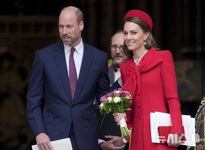 [런던=AP/뉴시스] 영국의 윌리엄 왕세자가 아버지인 찰스 3세 국왕을 대신해 오는 26일(현지 시간) 열리는 프란치스코 교황의 장례식에 참석한다고 켄싱턴궁이 발표했다. 사진은 윌리엄 왕세자와 케이트 미들턴 왕세자빈이 지난달 10일  런던의 웨스트민스터 사원에서 열린 연례 '영연방의 날' 기념 예배에 참석한 후 한 소녀로부터 받은 꽃다발을 들고 사원을 나서고 있는 모습. 2025.04.23.