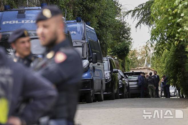 [로마=AP/뉴시스] 미국과 이란은 23일(현지 시간) 개최하기로 했던 핵 협상 전문가 회의를 26일로 연기하기로 했다. 사진은 19일 미국과 이란 사진은 2차 핵 협상을 하는 동안 이탈리아 로마 주재 오만 대사관 외곽을 순찰하는 경찰 모습. 2025.04.23.
