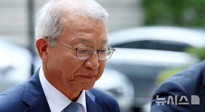 [서울=뉴시스] 사법행정권 남용 의혹으로 1심에서 무죄를 선고받은 양승태 전 대법원장이 처음 수임한 것으로 알려진 상고심 사건에서 패소했다. 사진은 지난해 9월 11일 서울 서초구 서울고등법원에서 열린 항소심 첫 재판에 출석하는 양 전 대법원장의 모습. (사진=뉴시스DB). 2025.04.23. photo@newsis.com