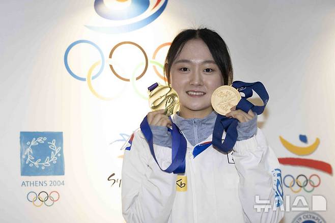 [서울=뉴시스] 김근수 기자 = 여자 피겨스케이팅 국가대표 김채연이 23일 서울 노원구 태릉 국제스케이팅장에서 뉴시스와 인터뷰를 마치고 기념촬영을 하고 있다. 2025.04.23. ks@newsis.com